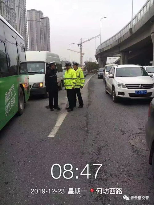 交管局领导到九洲高架何坊西路迎宾大道路口调研指导下桥匝道拥堵问题