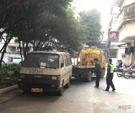 交警回应市民反映小学门口私自封路